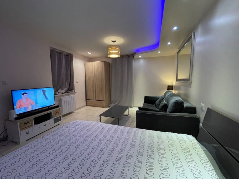 Nice Furnished And Equipped F1 With Shared Courtyard In The City Center - Montluçon