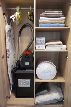 Interior - Nice furnished and equipped F1 with shared courtyard in the city center (Montluçon)