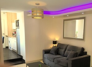 Living area - Nice furnished and equipped F1 with shared courtyard in the city center (Montluçon)