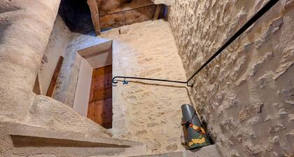 Cozy room in historic house with park and horse facility