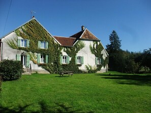 Exterior - Cozy room in historic house with park and horse facility (Choye)