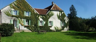 Cozy room in historic house with park and horse facility