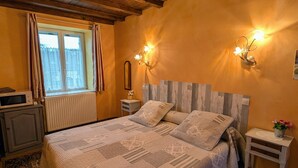 1 bedroom, bed sheets - Cozy room in historic house with park and horse facility (Choye)