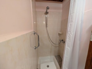 Bathroom - Cosy Rose Room with kitchenette and terrace (Melin)