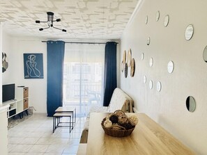 TV - Charming Apt 4 Pers., Sea View Terrace, Pets Welcome, Parking Included (Roses)