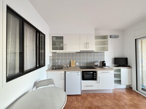 Réfrigérateur, micro-ondes, plaque de cuisson, cafetière/bouilloire