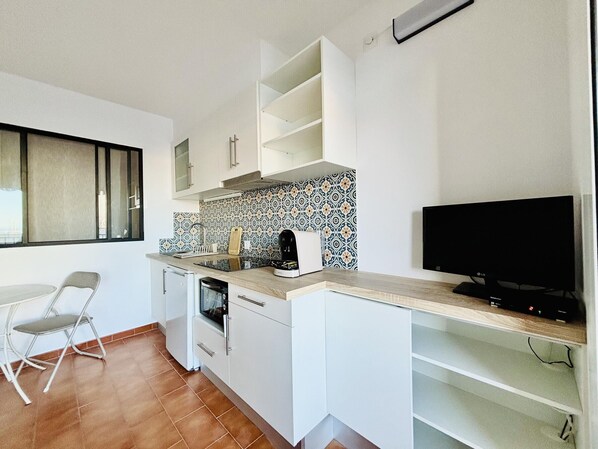 Kühlschrank, Mikrowelle, Herdplatte, Wasserkocher mit Kaffee-/Teezubehör