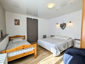 1 bedroom, travel cot, free WiFi, bed sheets