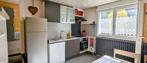 Réfrigérateur, micro-ondes, lave-vaisselle, grille-pain