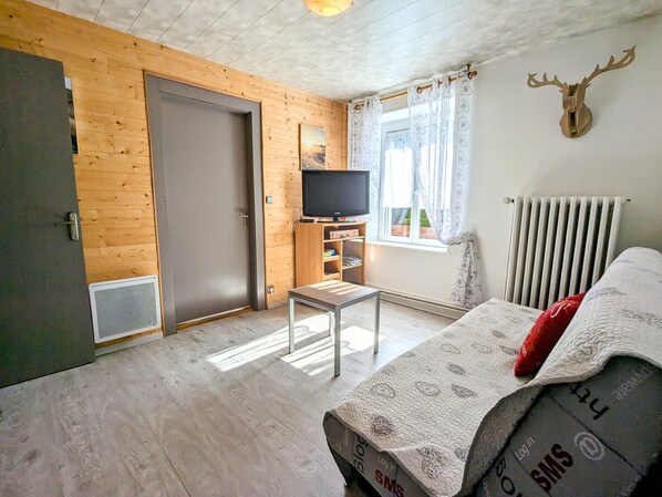 1 bedroom, travel cot, free WiFi, bed sheets
