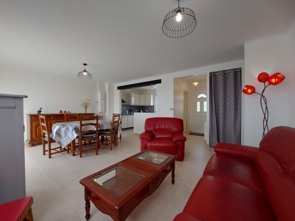 TV - Family home in a quiet area with garden and BBQ (Saumeray)