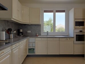 Kühlschrank, Mikrowelle, Ofen, Geschirrspüler