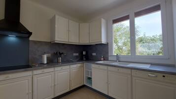 Kjøleskap, mikrobølgeovn, ovn og oppvaskmaskin