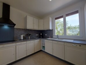 Fridge, microwave, oven, dishwasher - Family home in a quiet area with garden and BBQ (Saumeray)
