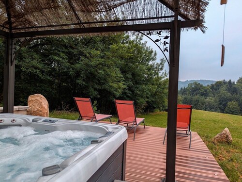 Coquelicot Room, peaceful nature retreat from the 18th century, breakfast included