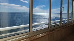 A large window with a view of the ocean and a clear sky. - ARIADNA B. Apartamento amplio para 6 en Roses – vistas al mar (Roses)