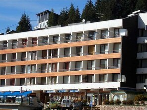 A multi-story hotel with balconies, a restaurant, and a bar. - Renovated studio central station, 50m from slopes, 2-4 pers (Chamrousse)