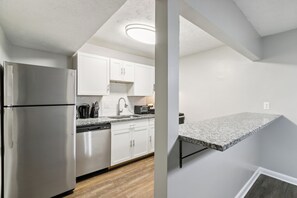 Een koelkast, een oven, een kookplaat, een vaatwasser