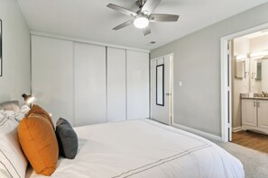 2 Schlafzimmer, Schreibtisch, B ügeleisen/Bügelbrett, Reisekinderbett