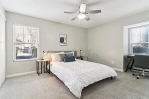 2 slaapkamers, een bureau, een strijkplank/strijkijzer, reisbedje