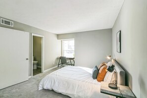 2 Schlafzimmer, Schreibtisch, Bügeleisen/Bügelbrett, Reisekinderbett