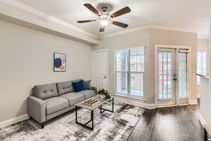 Smart TV, offices - Crest at Midtown 1112 l 1 Bedroom 1 Bathroom (Atlanta)
