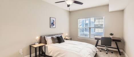 Escritorio, tabla de planchar con plancha, cuna de viaje y wifi gratis