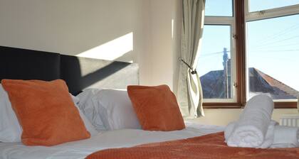 Colindale/sleeps7/privategarden/3br/freeparking/