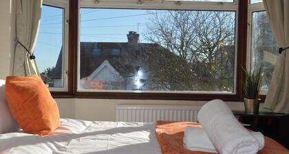 Colindale/sleeps7/privategarden/3br/freeparking/