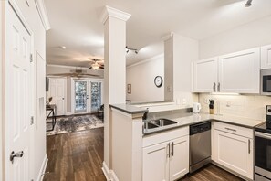 冷蔵庫、電子レンジ、オーブン、コンロ