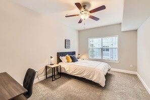 1 Schlafzimmer, Schreibtisch, Bügeleisen/Bügelbrett, Reisekinderbett