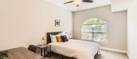 1 habitación, escritorio, tabla de planchar con plancha y cuna de viaje