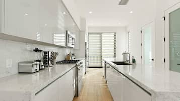 Coffee/tea maker, fridge, microwave, oven