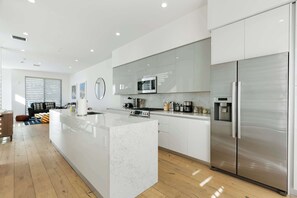 Geladeira, micro-ondas, fogão, cooktop