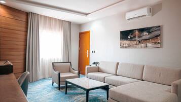 Suite ejecutiva, vistas a la ciudad | Ropa de cama de alta calidad, minibar, caja fuerte y escritorio