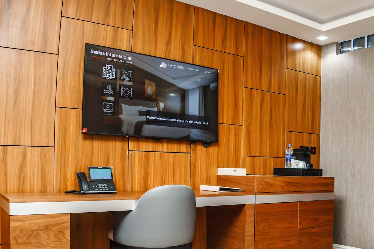 Suíte luxo, vista para a cidade | 1 quarto, cofres nos quartos, escrivaninha