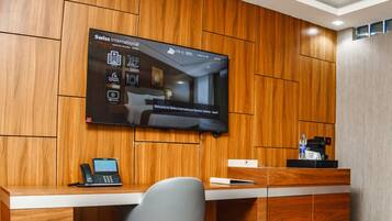 Suite Deluxe, vista a la ciudad | 1 habitación, caja de seguridad en la habitación y escritorio