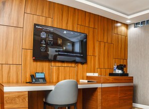 ห้องดีลักซ์สวีท, วิวเมือง | 1 ห้องนอน, ตู้นิรภัยในห้องพัก, โต๊ะทำงาน, พื้นที่ทำงานแบบใช้แล็ปท็อป