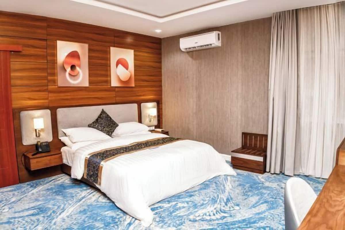 Ropa de cama de alta calidad, minibar, caja fuerte y escritorio