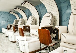 カップル用トリートメントルーム、ボディ トリートメント、フェイシャル トリートメント、マニキュアとペディキュア