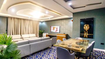 Presidential-Suite, Stadtblick | Essbereich im Zimmer