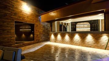 Quầy bar bên hồ bơi