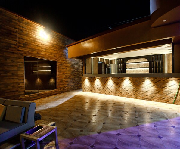 بار بجانب حمام السباحة