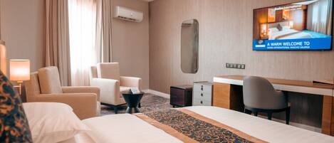 俱乐部双人房, 城市景观 | 1 多间卧室、客房内保险箱、办公桌、笔记本电脑工作区