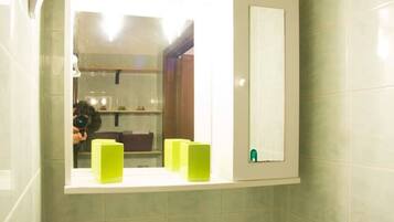 SĂšche-cheveux, serviettes fournies