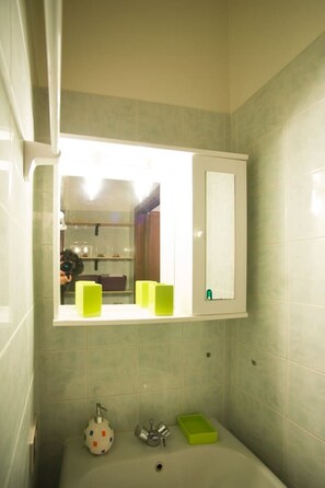 Een haardroger, handdoeken