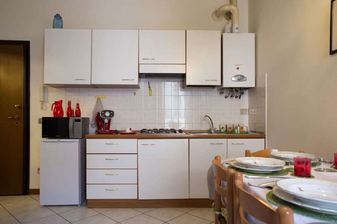 Refrigerador, microondas y utensilios de cocina 