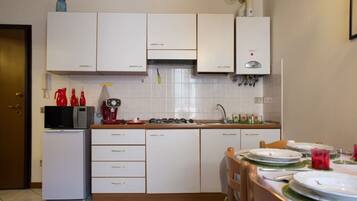 Refrigerador, microondas y utensilios de cocina