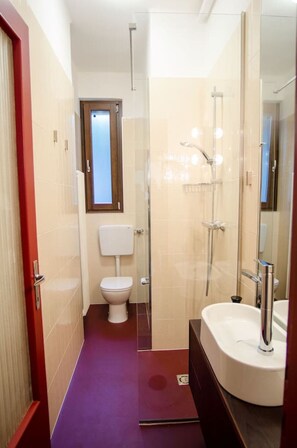 Een haardroger, handdoeken