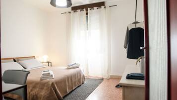 1 chambre, lit parapluie, Wi-Fi gratuit, draps fournis